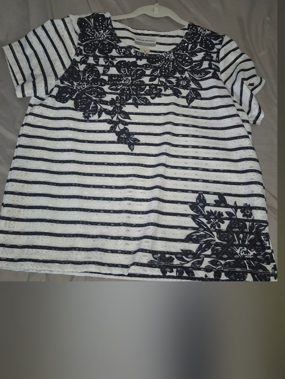 Womens Petite Medium Black/White Floral Top
